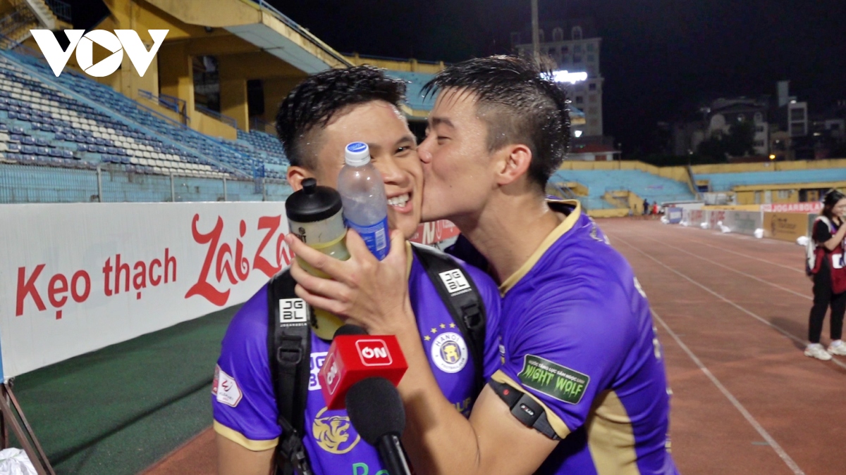 Duy Mạnh “cưỡng hôn” Tuấn Hải sau trận Hà Nội FC 2-1 HAGL